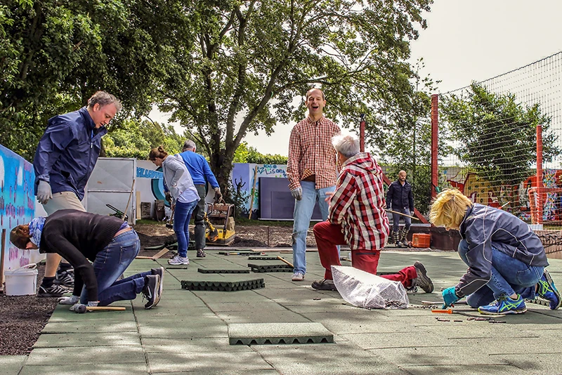 It's easy and fun to lay WARCO safety tiles yourself. At the sports club or the parents' association at school and kindergarten, the parents do the work themselves in one working day.