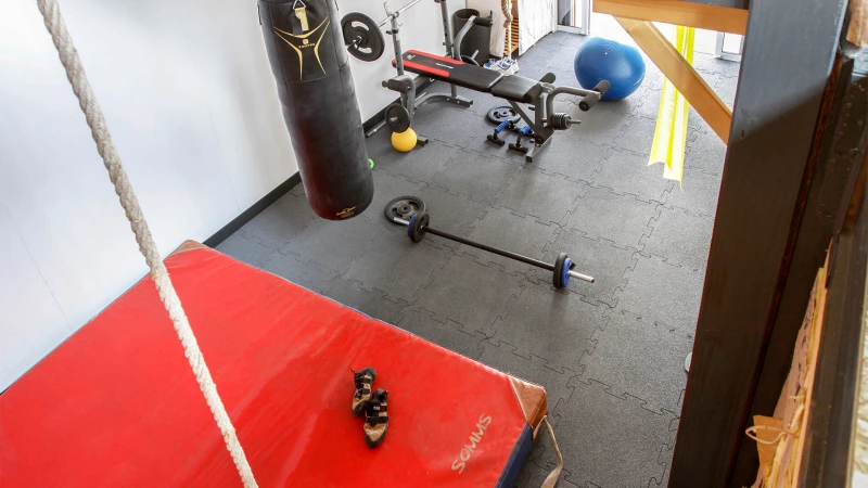 A home gym, i.e. a room in the house that is used for fitness training, is a great thing.  Puzzle mats made of rubber granulate protect the floor and provide insulation.