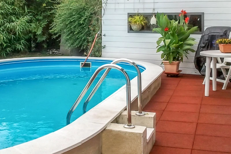 An outdoor pool is installed in the garden directly adjacent to the terrace. The water-permeable, red WARCO swimming pool tiles ensure safety, dry feet and comfort on the terrace and by the pool.