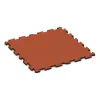 Fitness Ochranná Podložka von WARCO im Farbdesign Svetlooranžová červená mit den Abmessungen 1000 x 1000 x 30 mm. Produktfoto von Artikel 6014 in der Aufsicht von schräg vorne.