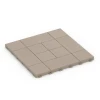 Panelový vzor – Terasové dlaždice von WARCO im Farbdesign Vanilka mit den Abmessungen 38,5 x 38,5 x 2 cm | 0,15 m². Produktfoto von Artikel 6238 in der Aufsicht von schräg vorne.