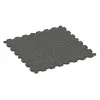 Športová podlaha Kompakt von WARCO im Farbdesign Tmavý šedý granit mit den Abmessungen 970 x 970 x 16 mm. Produktfoto von Artikel 1096 in der Aufsicht von schräg vorne.