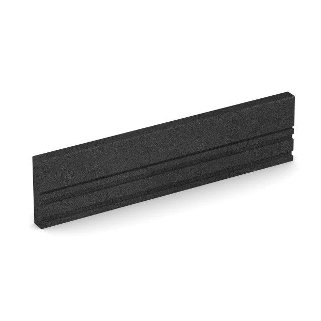 Flexibilný gumový obrubník von WARCO im Farbdesign Antracit mit den Abmessungen 100 × 5 × 25 cm. Produktfoto von Artikel 3784 in der Aufsicht von schräg vorne.