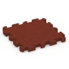 Dlaždice na ihrisko von WARCO im Farbdesign Cihlová červená mit den Abmessungen 50 x 50 x 4 cm | 0,25 m². Produktfoto von Artikel 6981 in der Aufsicht von schräg vorne.