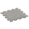 Výstavná gumová dlaždica von WARCO im Farbdesign Sivá žula mit den Abmessungen 98 x 98 × 1,8 cm. Produktfoto von Artikel 6923 in der Aufsicht von schräg vorne.