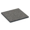 Športová podlaha pre vonkajšie fitness von WARCO im Farbdesign Tmavosivá žula mit den Abmessungen 60 x 60 x 3 cm | 0,36 m². Produktfoto von Artikel 7132 in der Aufsicht von schräg vorne.