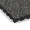 Detailaufnahme der Randausprägung von WARCO-Produkt 5542, Bezpečnostná gumová dlaždica na detské ihrisko 4,5 cm - EN 1177 ≤ 135 cm, Format 500 x 500 x 45 mm, Farbe Tmavý šedý granit.