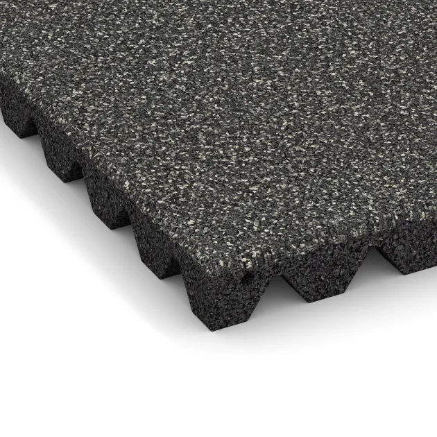 Detailaufnahme der Randausprägung von WARCO-Produkt 5542, Bezpečnostná gumová dlaždica na detské ihrisko 4,5 cm - EN 1177 ≤ 135 cm, Format 500 x 500 x 45 mm, Farbe Tmavý šedý granit.