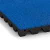 Detailaufnahme der Randausprägung von WARCO-Produkt 5530, Bezpečnostná gumová dlaždica na detské ihrisko 4,5 cm - EN 1177 ≤ 135 cm, Format 500 x 500 x 45 mm, Farbe Chagall modrá.