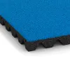 Detailaufnahme der Randausprägung von WARCO-Produkt 5532, Bezpečnostná gumová dlaždica na detské ihrisko 4,5 cm - EN 1177 ≤ 135 cm, Format 500 x 500 x 45 mm, Farbe Nebe modrá.