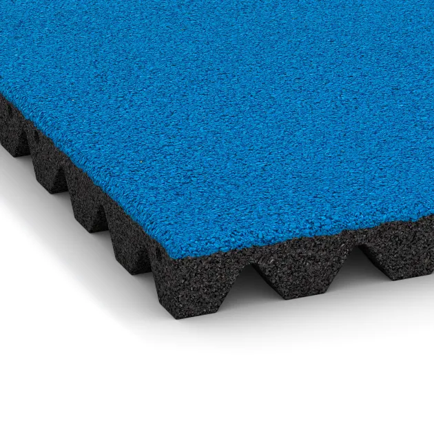 Detailaufnahme der Randausprägung von WARCO-Produkt 5532, Bezpečnostná gumová dlaždica na detské ihrisko 4,5 cm - EN 1177 ≤ 135 cm, Format 500 x 500 x 45 mm, Farbe Nebe modrá.