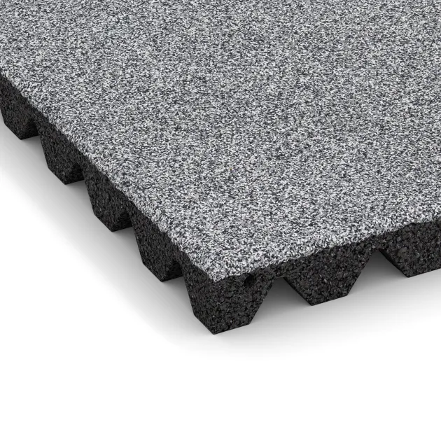 Detailaufnahme der Randausprägung von WARCO-Produkt 4475, Dopadová gumená podložka na ihrisko, Format 500 x 500 x 45 mm, Farbe Šedý melange.