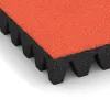 Detailaufnahme der Randausprägung von WARCO-Produkt 5608, Bezpečnostná gumová dlaždica na detské ihrisko 8 cm - EN 1177 ≤ 215 cm, Format 500 x 500 x 80 mm, Farbe Svetlooranžová červená.