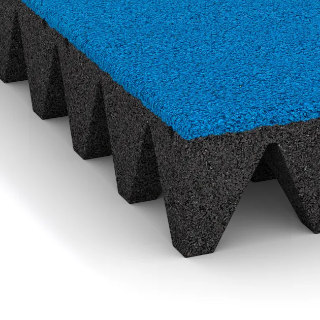 Detailaufnahme der Randausprägung von WARCO-Produkt 0735, Dopadová gumená podložka na ihrisko, Format 500 x 500 x 100 mm, Farbe Nebe modrá.