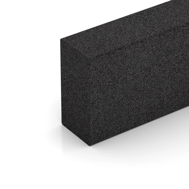 Detailaufnahme der Randausprägung von WARCO-Produkt 7028, Schod z gumového granulátu, Format 100 x 30 x 15 cm, Farbe Antracit.