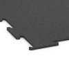 Detailaufnahme der Randausprägung von WARCO-Produkt 6449, Športová podlaha Kompakt, Format 100 × 100 × 0,8 cm, Farbe Antracit.