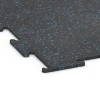 Detailaufnahme der Randausprägung von WARCO-Produkt 6451, Športová podlaha Kompakt, Format 100 × 100 × 0,8 cm, Farbe Ľahko modro posypaná.