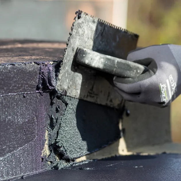 Detailaufnahme der Randausprägung von WARCO-Produkt 0019, ALLESDICHT – Gumený náter priamo z vedra, Format 25 kg, Farbe Sivá.