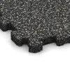 Detailaufnahme der Randausprägung von WARCO-Produkt 5422, Stair covering, Format 306 x 306 x 20 mm, Farbe Tmavý šedý granit.
