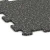 Detailaufnahme der Randausprägung von WARCO-Produkt 0882, Športová podlaha Kompakt, Format 485 x 485 x 8 mm, Farbe Tmavý šedý granit.