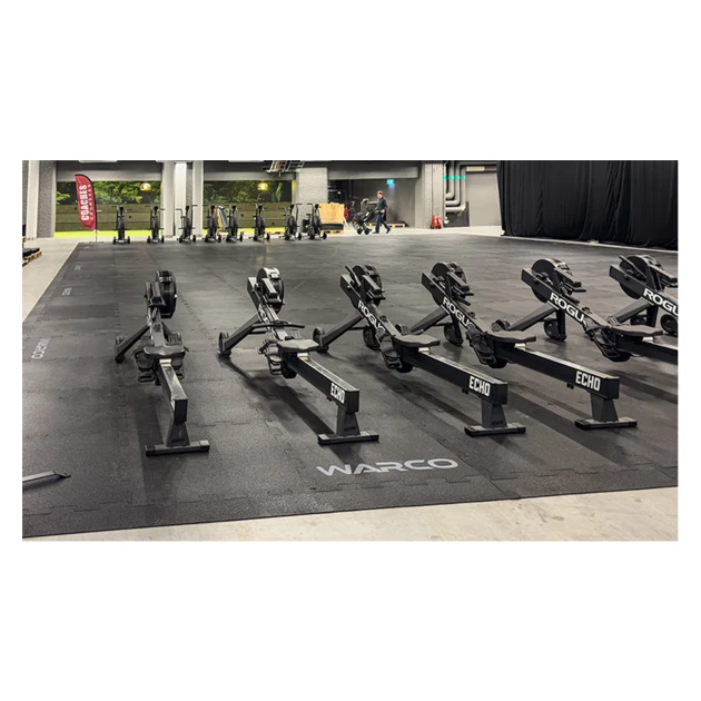Detailaufnahme der Randausprägung von WARCO-Produkt 6191, Podlaha na prenájom Fitness Performance Elite, Format 15 × 20 m | 300 m², Farbe Antracit.