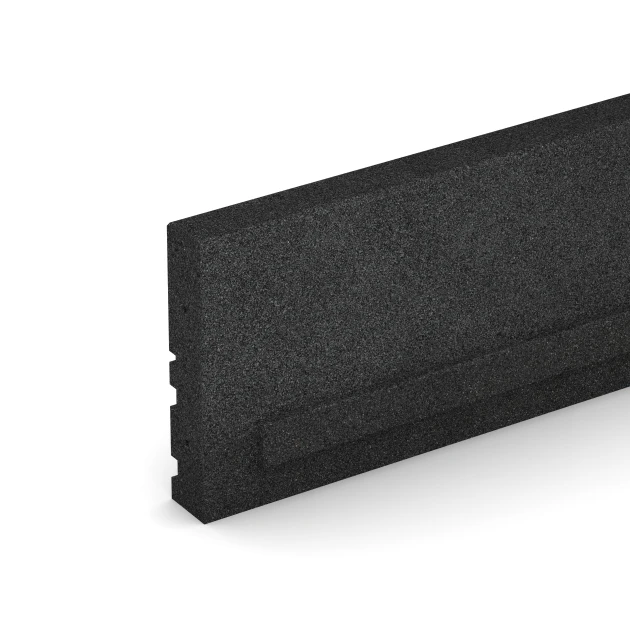 Detailaufnahme der Randausprägung von WARCO-Produkt 3784, Flexibilný gumový obrubník, Format 100 × 5 × 25 cm, Farbe Antracit.