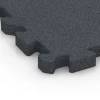 Detailaufnahme der Randausprägung von WARCO-Produkt 6983, Dlaždice na ihrisko, Format 50 x 50 x 4 cm | 0,25 m², Farbe Bridlicová sivá.