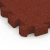 Detailaufnahme der Randausprägung von WARCO-Produkt 6306, Puzzle dlažba na detské ihrisko, Format 50 x 50 x 5 cm | 0,25 m², Farbe Cihlová červená.