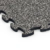 Detailaufnahme der Randausprägung von WARCO-Produkt 6778, Gumová podložka na cvičenie, Format 44,6 x 44,6 x 1,8 cm, Farbe Tmavosivá žula.