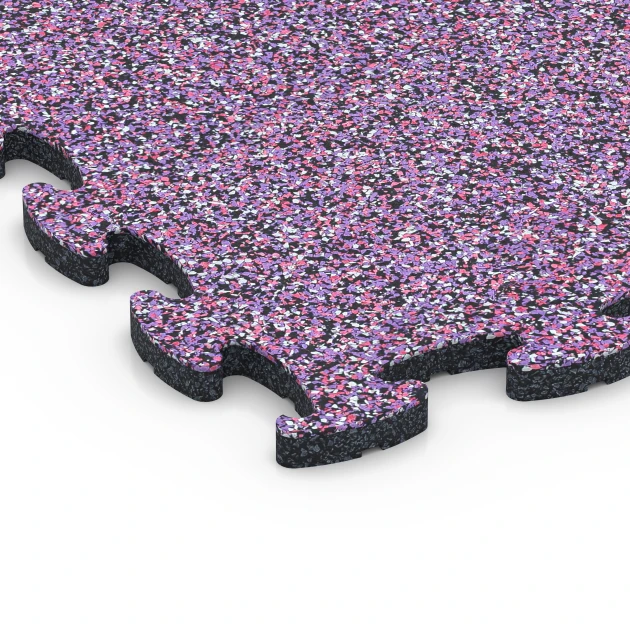 Detailaufnahme der Randausprägung von WARCO-Produkt 6765, Gumová dlažba okolo bazéna, Format 44,6 x 44,6 x 1,8 cm, Farbe Levanduľa.