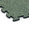 Detailaufnahme der Randausprägung von WARCO-Produkt 6789, Gumové balkónové dlaždice, Format 44,6 x 44,6 x 1,8 cm, Farbe Anglický trávnik.