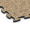 Detailaufnahme der Randausprägung von WARCO-Produkt 6921, Výstavná gumová dlaždica, Format 44,6 x 44,6 x 1,8 cm, Farbe Ratan.