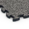 Detailaufnahme der Randausprägung von WARCO-Produkt 6949, Gumová podlaha pre balové ihriská, Format 44,6 x 44,6 × 2,8 cm, Farbe Tmavosivá žula.