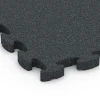Detailaufnahme der Randausprägung von WARCO-Produkt 6964, Fitness Premium podlaha Plus, Format 28,9 x 28,9 x 1,8 cm, Farbe Antracit.