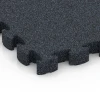 Detailaufnahme der Randausprägung von WARCO-Produkt 6959, Fitness Premium športová podlaha, Format 28,9 x 28,9 x 2,8 cm, Farbe Antracit.