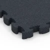 Detailaufnahme der Randausprägung von WARCO-Produkt 6965, Fitness Premium podlaha Plus, Format 28,9 x 28,9 x 2,8 cm, Farbe Antracit.