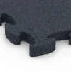 Detailaufnahme der Randausprägung von WARCO-Produkt 6961, Fitness Premium športová podlaha, Format 45,9 x 45,9 x 2,8 cm, Farbe Antracit.