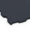 Detailaufnahme der Randausprägung von WARCO-Produkt 6969, Fitness Premium podlaha Plus, Format 99 x 99 x 2,8 cm, Farbe Antracit.
