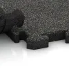Großaufnahme vom Verbindungssystem von WARCO-Boden 5899 - Exteriérová eventová dlaždica im Farbdesign Tmavý šedý granit. Abmessungen 500 x 500 x 40 mm.