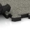 Großaufnahme vom Verbindungssystem von WARCO-Boden 5901 - Exteriérová eventová dlaždica im Farbdesign Svetlý granit. Abmessungen 500 x 500 x 40 mm.