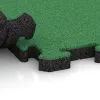 Großaufnahme vom Verbindungssystem von WARCO-Boden 5884 - Exteriérová eventová dlaždica im Farbdesign Jarná zelená. Abmessungen 500 x 500 x 40 mm.