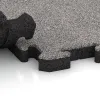Großaufnahme vom Verbindungssystem von WARCO-Boden 5942 - Exteriérová eventová dlaždica im Farbdesign Šedý melange. Abmessungen 500 x 500 x 40 mm.