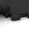 Großaufnahme vom Verbindungssystem von WARCO-Boden 4597 - Exteriérová eventová dlaždica im Farbdesign Antracit. Abmessungen 500 x 500 x 40 mm.
