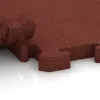 Großaufnahme vom Verbindungssystem von WARCO-Boden 4192 - Športová gumová podlaha HD im Farbdesign Cihlovo červená. Abmessungen 500 x 500 x 40 mm.