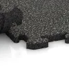 Großaufnahme vom Verbindungssystem von WARCO-Boden 5833 - Exteriérová eventová dlaždica im Farbdesign Tmavý šedý granit. Abmessungen 500 x 500 x 30 mm.