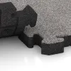 Großaufnahme vom Verbindungssystem von WARCO-Boden 4565 - Fitness Ochranná Podložka HD im Farbdesign Šedý melange. Abmessungen 500 x 500 x 50 mm.