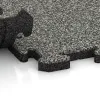 Großaufnahme vom Verbindungssystem von WARCO-Boden 5048 - Okrajová doska HD im Farbdesign Šedý granit. Abmessungen 1000 x 485 x 30 mm.
