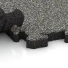 Großaufnahme vom Verbindungssystem von WARCO-Boden 5128 - Okrajová doska HD im Farbdesign Šedý granit. Abmessungen 1000 x 485 x 40 mm.
