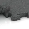 Großaufnahme vom Verbindungssystem von WARCO-Boden 5003 - Rohová doska HD im Farbdesign Šedý bridlica. Abmessungen 235 x 235 x 40 mm.