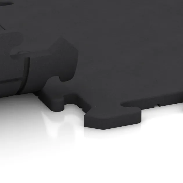 Großaufnahme vom Verbindungssystem von WARCO-Boden 0201 - Športová podlaha Studio im Farbdesign Antracit. Abmessungen 500 x 500 x 18 mm.